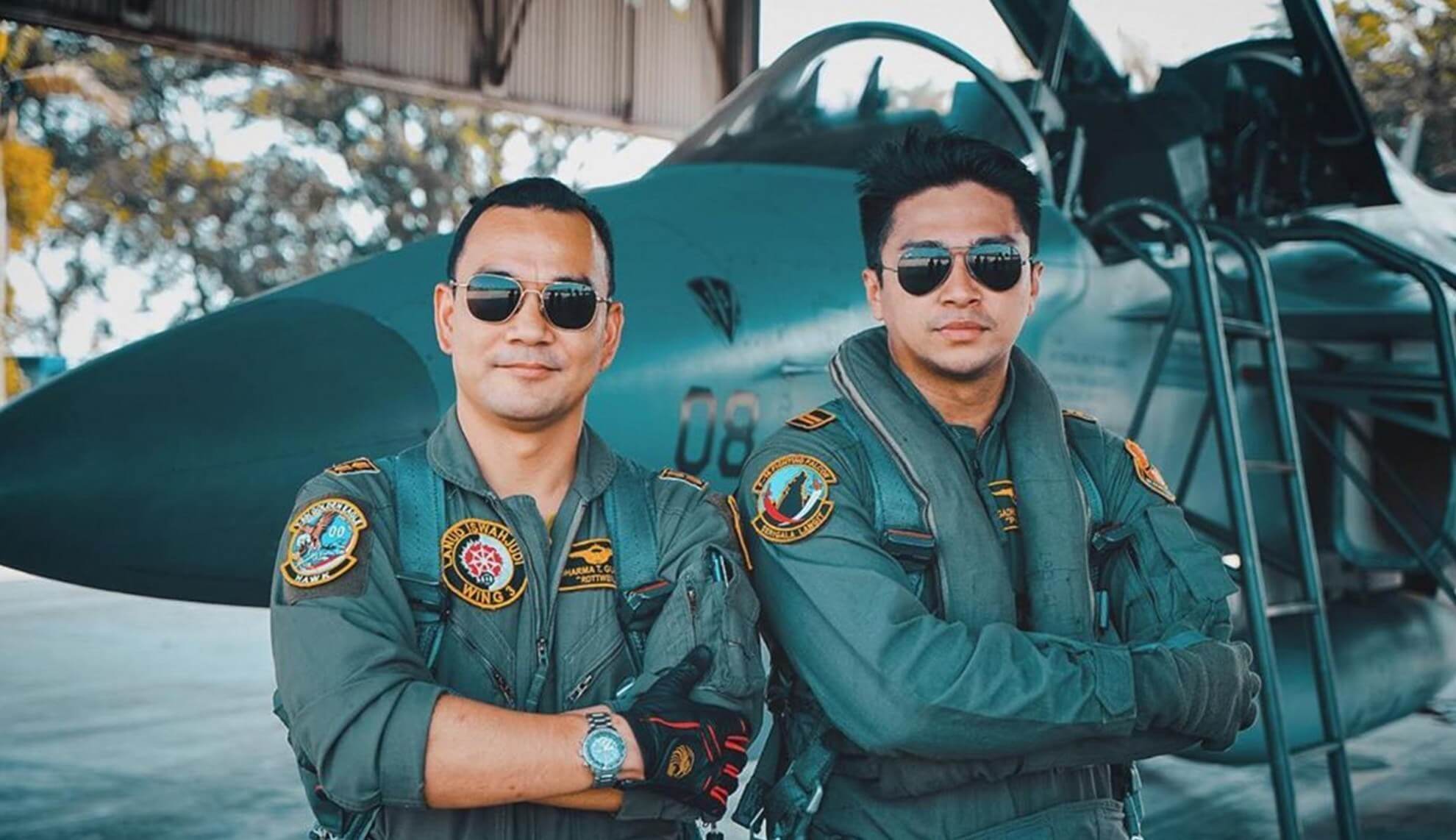 Deva Mahendra (kanan) berpose dengan Letkol Pnb Dharma Gultom, pilot pesawat tempur yang terlibat langsung dalam film Serigala Langit